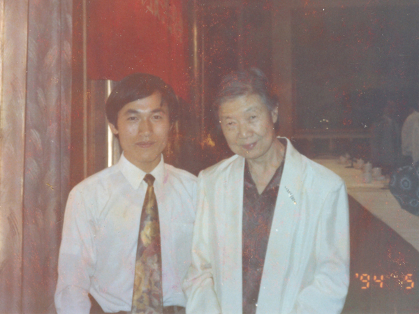 湯傳忠與于若木女士（陳云同志夫人，著名營養(yǎng)專家）合影