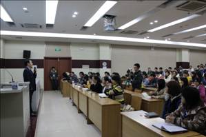 新稀寶股份董事長(zhǎng)、益謙文化創(chuàng)始人湯傳忠走進(jìn)高校指導(dǎo)大學(xué)生就業(yè)